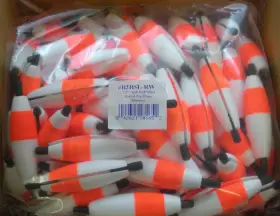 Betts Tackle B2bsl-rw 2-1/2 Inch Red And White Slotted Cigar Float With Pegs Bag Of 100 Betts Tackle B2bsl-rw 2-1/2 Inch Red And White Slotted Cigar Float With Pegs Bag Of 100
