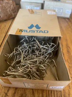 Mustad 35504 3553 Treble Stainless Steel Saltwater Hook - 4/0 Approx 40 Hooks Mustad 35504 3553 Treble Stainless Steel Saltwater Hook - 4/0 Approx 40 Hooks