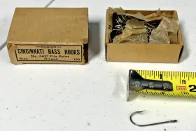 Pflueger 3421 Vintage Box Of 100 Cincinnati Bass No. Size 21 Fish Hooks Ringed Pflueger 3421 Vintage Box Of 100 Cincinnati Bass No. Size 21 Fish Hooks Ringed